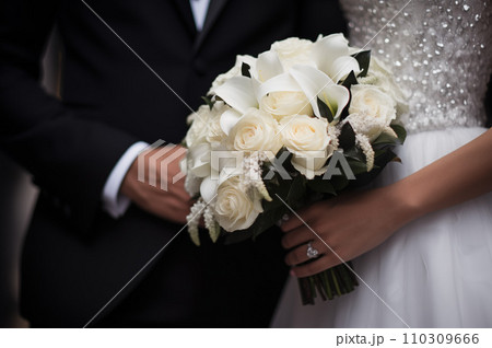 結婚式でブーケを持つ新婦と新郎：AI生成画像 110309666