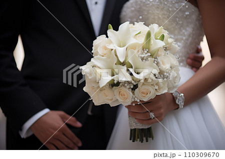 結婚式でブーケを持つ新婦と新郎:AI生成画像 結婚式でブーケを持つ新婦と新郎:AI生成画像 110309670