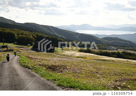 田沢湖が見える秋のたざわ湖スキー場 110309754