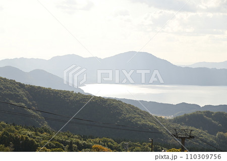 田沢湖が見える秋のたざわ湖スキー場 110309756