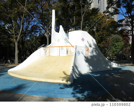新宿中央公園のちびっこ広場にある大型すべり台 新宿中央公園のちびっこ広場にある大型すべり台 110309802