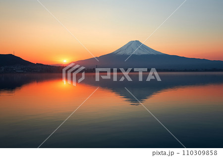 水面に映る富士山と朝焼けに染まる空：AI生成画像 110309858