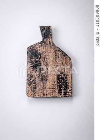 Empty wooden rectangular cutting board on a plain background, flatley with copy space 110309909