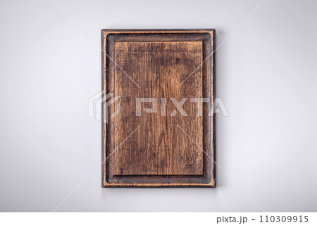 Empty wooden rectangular cutting board on a plain background, flatley with copy space 110309915