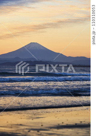 湘南から望む夕日に赤く染まる空と富士山 110310053