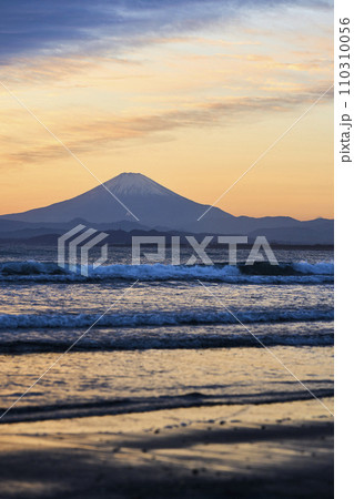 湘南から望む夕日に赤く染まる空と富士山 湘南から望む夕日に赤く染まる空と富士山 110310056