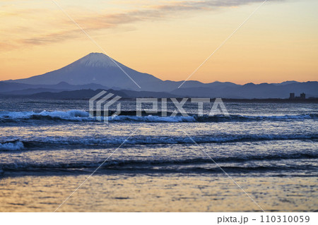 湘南から望む夕日に赤く染まる空と富士山 110310059