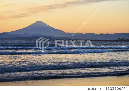 湘南から望む夕日に赤く染まる空と富士山 湘南から望む夕日に赤く染まる空と富士山 110310062