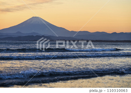 湘南から望む夕日に赤く染まる空と富士山 110310063