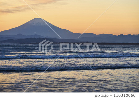 湘南から望む夕日に赤く染まる空と富士山 110310066