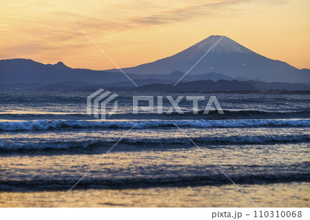 湘南から望む夕日に赤く染まる空と富士山 110310068