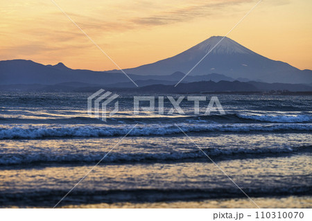 湘南から望む夕日に赤く染まる空と富士山 110310070