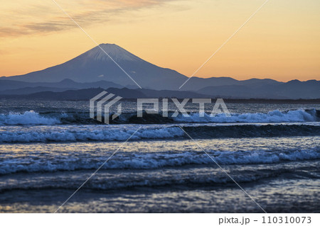 湘南から望む夕日に赤く染まる空と富士山 110310073