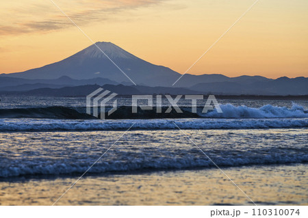 湘南から望む夕日に赤く染まる空と富士山 110310074