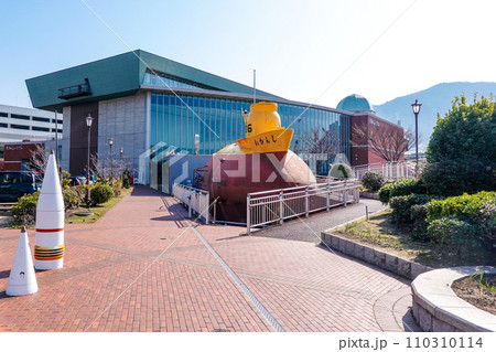 晴れ渡った大和波止場付近の海景（広島県呉市） 110310114