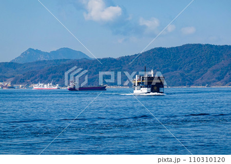 晴れ渡った大和波止場付近の海景（広島県呉市） 110310120