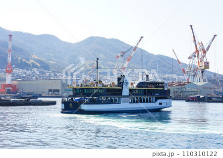 晴れ渡った大和波止場付近の海景（広島県呉市） 110310122