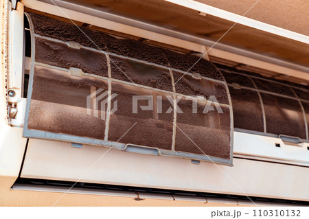 喫煙部屋のエアコンと汚れたフィルター 110310132