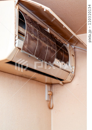 喫煙部屋のエアコンと汚れたフィルター 110310134