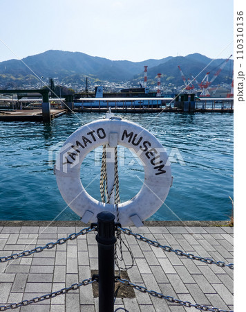 晴れ渡った大和波止場付近の海景（広島県呉市） 110310136