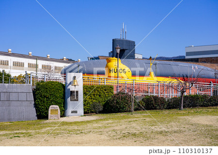 晴れ渡った大和波止場付近の海景（広島県呉市） 110310137