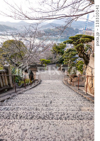 晴れ渡った大和波止場付近の海景（広島県呉市） 110310141