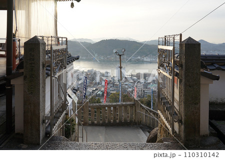 晴れ渡った大和波止場付近の海景(広島県呉市) 晴れ渡った大和波止場付近の海景(広島県呉市) 110310142