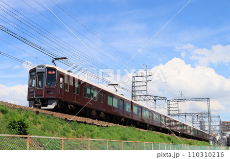 阪急京都線　上新庄駅付近を走る9300系電車 110310216