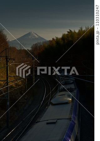 富士をバックに疾走する下り特急電車E353系あずさ 富士をバックに疾走する下り特急電車E353系あずさ 110310247