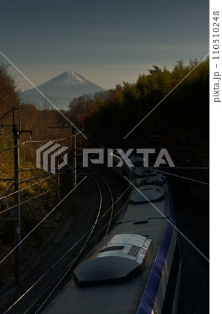 富士をバックに疾走する下り特急電車E353系あずさ 富士をバックに疾走する下り特急電車E353系あずさ 110310248