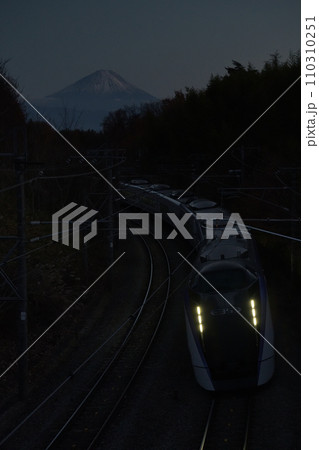 富士をバックに疾走する下り特急電車E353系あずさ 富士をバックに疾走する下り特急電車E353系あずさ 110310251