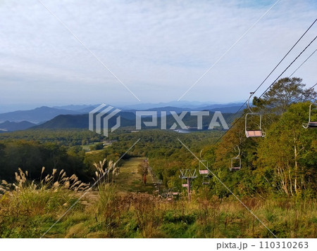 シーズン前のリフトと秋の空 110310263