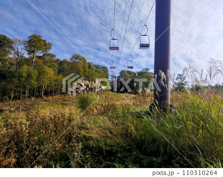 秋空とリフト 110310264
