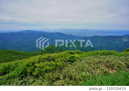 和賀岳の薬師岳からの鳥海山と横手盆地 110310410