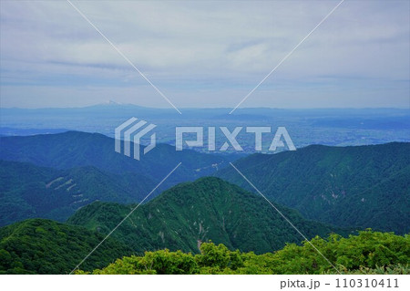 和賀岳の薬師岳からの鳥海山と横手盆地 110310411