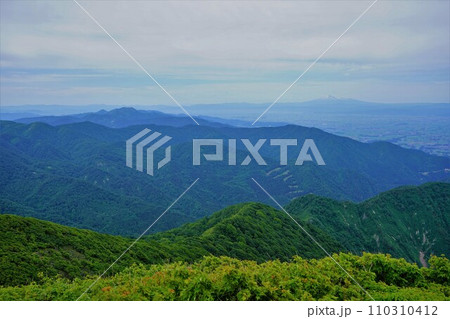 和賀岳の薬師岳からの鳥海山と横手盆地 110310412