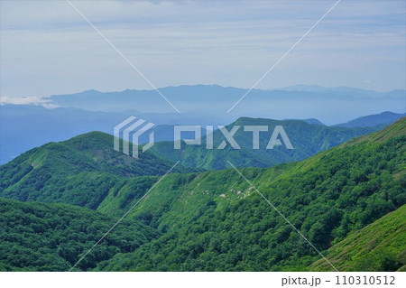 和賀岳稜線からの焼石岳と栗駒山 110310512