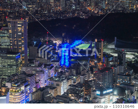 (東京都)SHIBUYA SKYから眺める代々木公園・青の洞窟 (東京都)SHIBUYA SKYから眺める代々木公園・青の洞窟 110310646