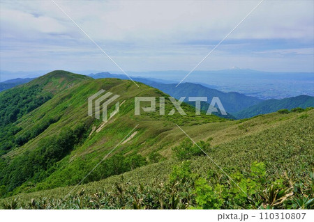 和賀岳から薬師岳方面の稜線 110310807