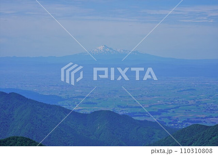 和賀岳からの鳥海山と横手盆地 110310808