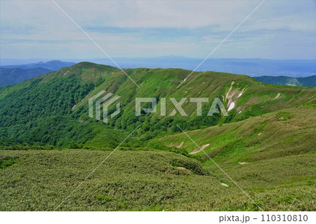 和賀岳薬師岳方面の稜線と鳥海山と横手盆地 110310810