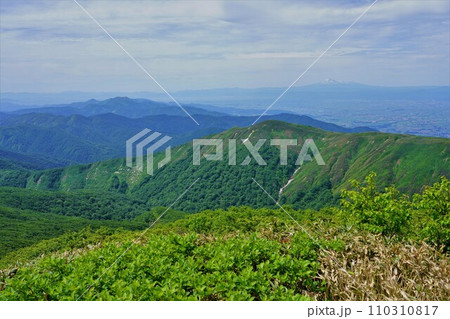 和賀岳小鷲倉からの薬師岳への稜線と鳥海山 110310817
