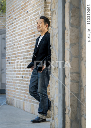 黒いジャケットを着た50代半ばの男性　全身　ポートレート 110310868