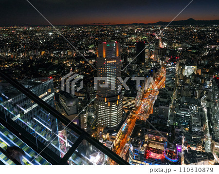 （東京都）SHIBUYA SKYから眺める首都高速3号線（国道246号線）・西東京 110310879