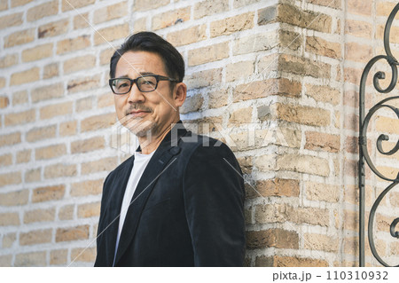 メガネをかけた50代半ばの男性　カメラ目線　ポートレート 110310932