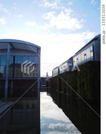 アイスランド　夏　レイキャビーク　チョルトニン湖　ハットルグリムス教会 110311039