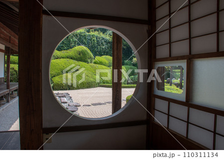 小堀遠州作庭 岡山県高梁市 丸窓から覗く頼久寺の枯山水庭園 小堀遠州作庭 岡山県高梁市 丸窓から覗く頼久寺の枯山水庭園 110311134