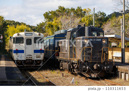 キハ40系気動車とすれ違うマヤ検（DE10型ディーゼル機関車） 110311653