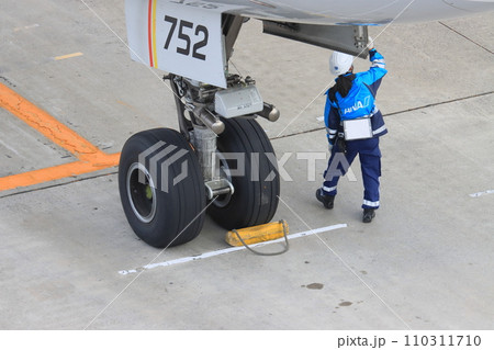 機体を確認するグランドハンドリング 空港の地上業務 機体を確認するグランドハンドリング 空港の地上業務 110311710