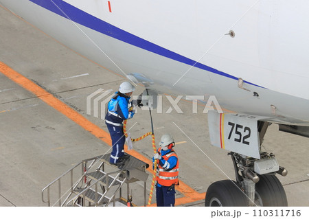 機体を確認するグランドハンドリング　空港の地上業務 110311716